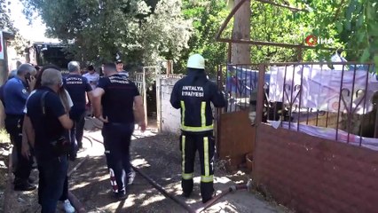 Yangın müstakil evi küle çevirdi, sokağa dökülen vatandaşlar sosyal mesafeyi hiçe saydı