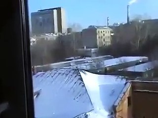 Kavanoz kapağıyla çatıda kayan karga