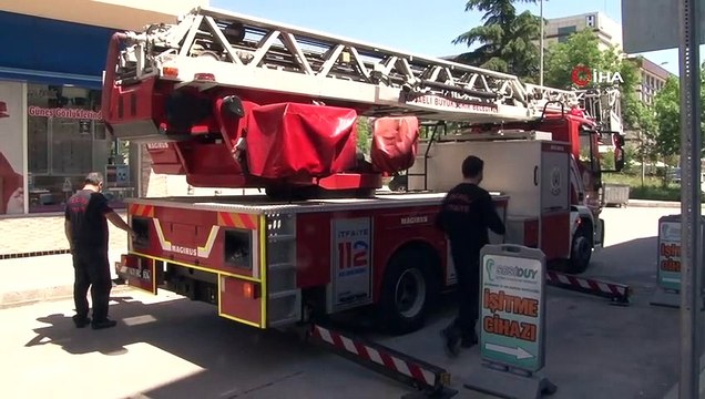 5 katlı binanın çatısındaki yaralı martıyı ölümden itfaiye ekipleri kurtardı