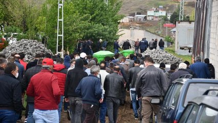 Arazi anlaşmazlığı nedeniyle çıkan kavgada öldürülen baba ve oğlunun cenazeleri defnedildi