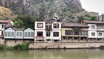 AMASYA - Tarihi yalıboyu evlerinin bulunduğu alandaki otel olarak kullanılan konakta çıkan yangının hasarı gündüz görüntülendi