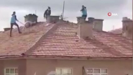 Evin çatısında 3 saat boyunca mahsur kalan köpek kurtarıldı