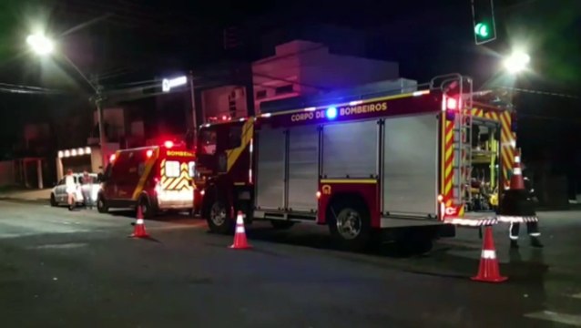Kwid tomba após colidir contra Amarok em cruzamento no Centro; Mulher ficou ferida