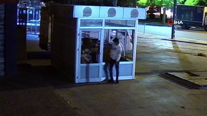 Yoldan geçenlerin sigarasını yaktı, elektrikli motosikleti çaldı...O anlar kamerada