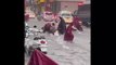 Clip người dân Sài Gòn chật vật vì đường ngập sau cơn mưa lớn