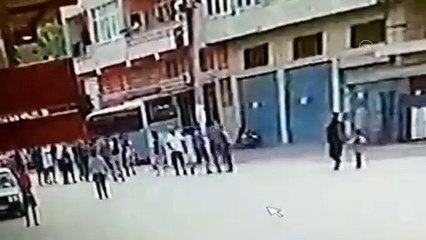 MERSİN - Bir kişinin hayatını kaybettiği iki aile arasında çıkan kavga güvenlik kamerasında