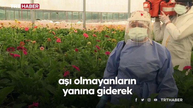 Sağlık çalışanları aşılama için sera ve tarlalarda mesaide