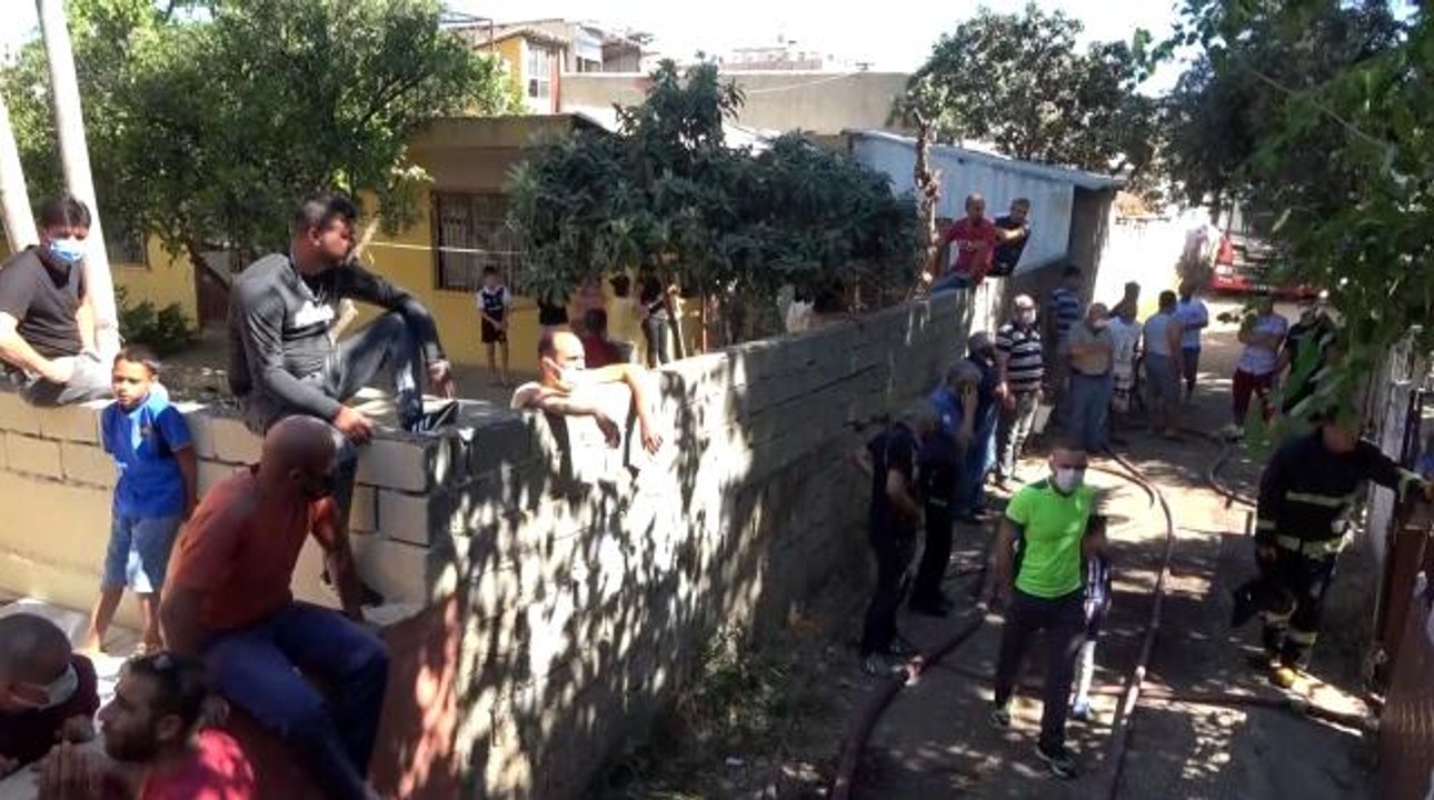 Son dakika haber: Yangın müstakil evi küle çevirdi, sokağa dökülen vatandaşlar sosyal mesafeyi hiçe saydı