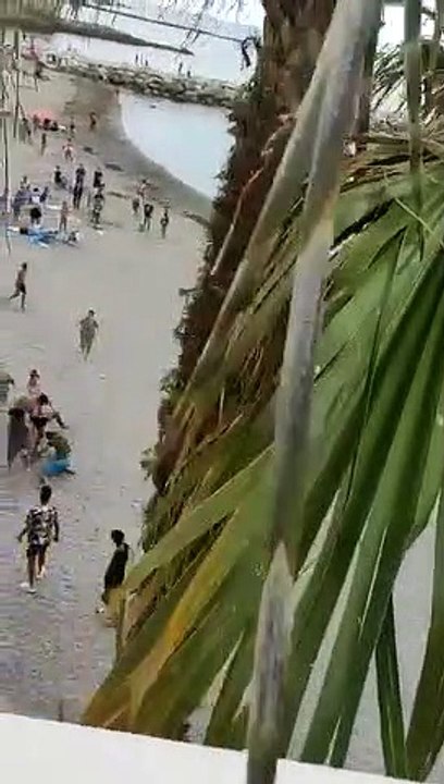 Los menas toman las playas de Ceuta... ¡bonita jornada de playa para los ceutíes!