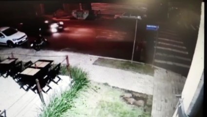 Vídeo mostra colisão de trânsito no Centro que deixou entregadora ferida
