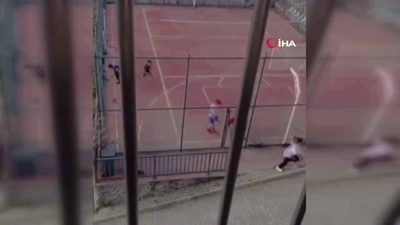 Sokağa çıkma kısıtlamasında oyun oynayan çocukların polisten kaçtığı anlar kamerada