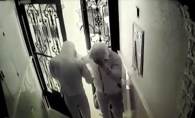 BEYLİKDÜZÜ VE BAHÇELİEVLER'DE EVLERİ VE ARACI SOYAN ŞÜPHELİLER KAMERADA