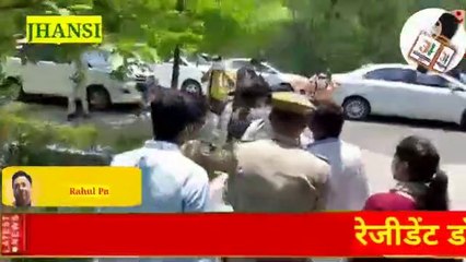 #In Jhansi, when the resident arrived to meet the doctor CM Yogi, the police made such a situation ...