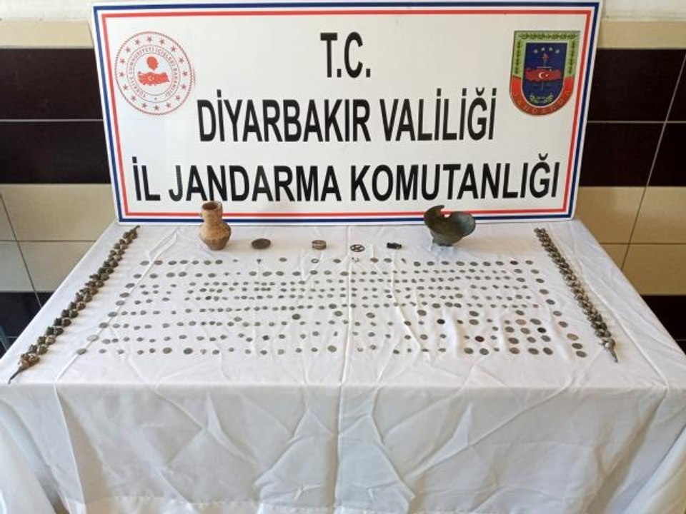Son dakika haberi | Diyarbakır'da tarihi eser kaçakçılığı operasyonu: 328 eseri 65 bin dolara satmaya çalışırken yakalandılar