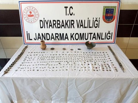 Son dakika haberi | Diyarbakır'da tarihi eser kaçakçılığı operasyonu: 328 eseri 65 bin dolara satmaya çalışırken yakalandılar