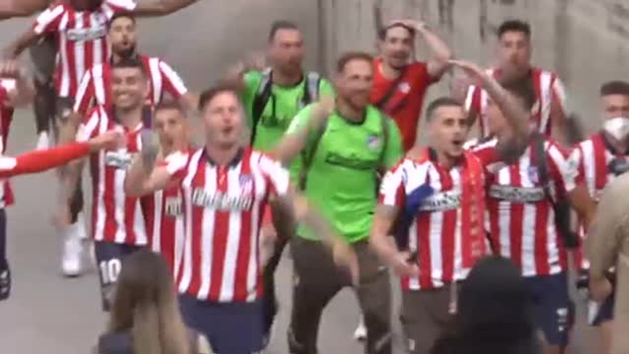 Los jugadores del Atlético de Madrid rompen el cordón policial al querer celebrar el título con los aficionados en Valladolid