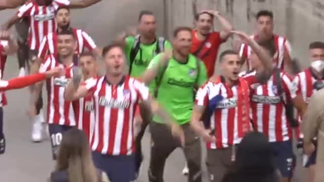 Los jugadores del Atlético de Madrid rompen el cordón policial al querer celebrar el título con los aficionados en Valladolid