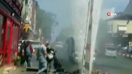 Ataşehir’de çalışma yapılırken su borusu patladı: Su apartmanın yüksekliğine çıktı