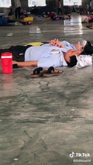 Đáng yêu 2 nữ công nhân nắm tay ngủ trong giờ nghỉ trưa