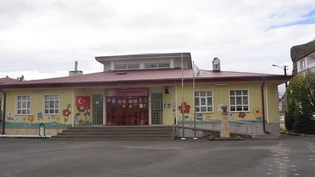 Okulun bahçesindeki gönderden düşen Türk bayrağını yerden alıp evinin balkonuna astı