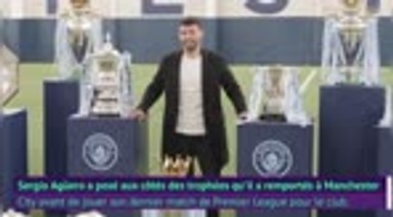 Man City - Agüero pose avec ses trophées avant de partir