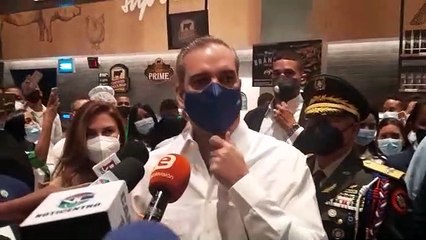 Abinader pide a población vacunarse para evitar retorno medidas restrictivas 