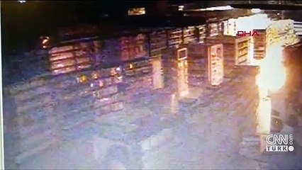 Mumu söndüremeyince marketi yaktı