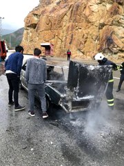 Artvin'de seyir halindeki otomobil alev alev yandı
