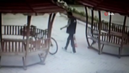 Cami avlusundan bisiklet çalan hırsız kameraya yakalandı