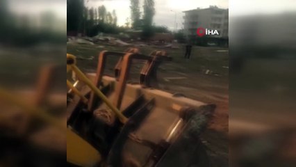 Iğdır’da fırtına ev ve iş yerlerinin çatılarını uçurdu