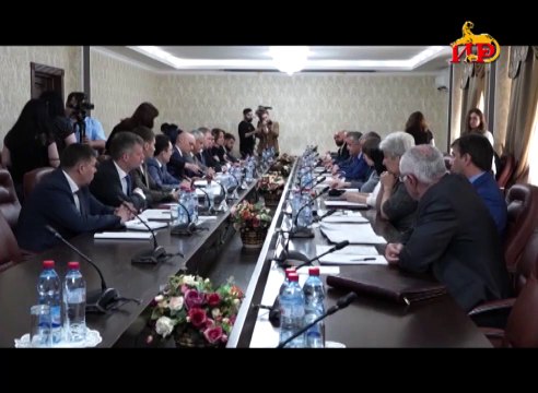 Анатолий Бибилов провел рабочее совещание с российской делегацией