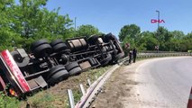 SAKARYA KONTROLDEN ÇIKAN DOMATES YÜKLÜ KAMYON DEVRİLDİ SÜRÜCÜ KAZAYI YARALANMADAN ATLATTI