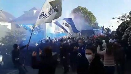 Le bus du Racing club de Strasbourg escorté par les supporters