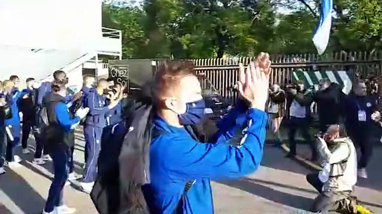Les joueurs du Racing viennent remercier leurs supporters avant le match contre Lorient