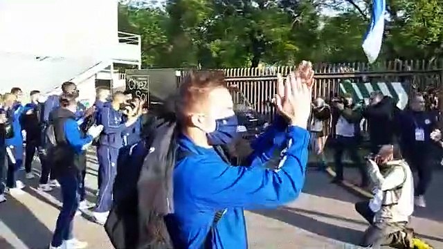 Les joueurs du Racing viennent remercier leurs supporters avant le match contre Lorient