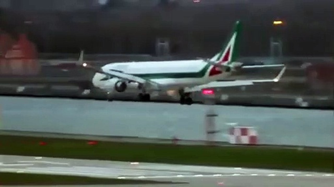 Ce pilote d'avion a beaucoup de mal à poser son avion en pleine tempête