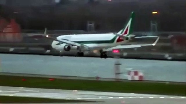Ce pilote d'avion a beaucoup de mal à poser son avion en pleine tempête