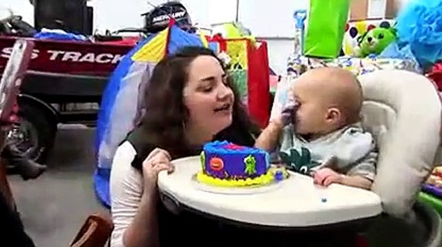 Ce bébé aime plus le gâteau que sa maman