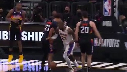 LeBron James réconforte Chris Paul après sa blessure