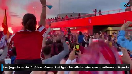 Los jugadores del Atlético ofrecen La Liga a los aficionados que acudieron al Wanda