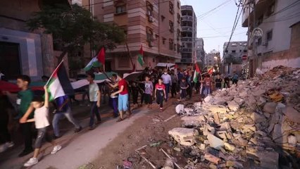 Filistinli çocuklar, İsrail saldırılarında hayatlarını kaybeden Ebu Hattab ailesi için mum yaktı