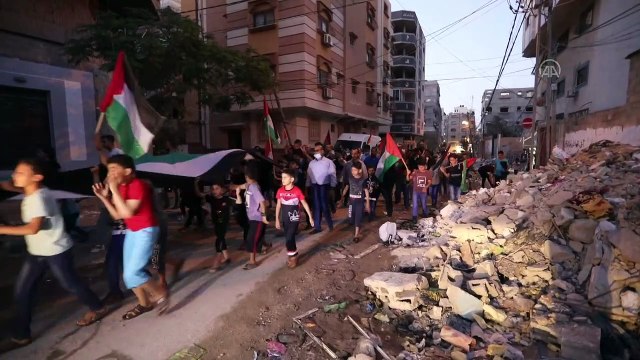 GAZZE - Filistinli çocuklar, İsrail saldırılarında hayatlarını kaybeden Ebu Hattab ailesi için mum yaktı