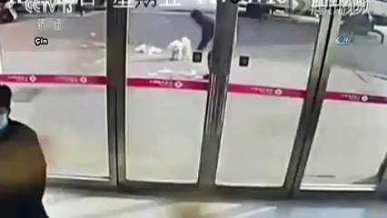 Çantayı düşürdü, paralar uçup gitti