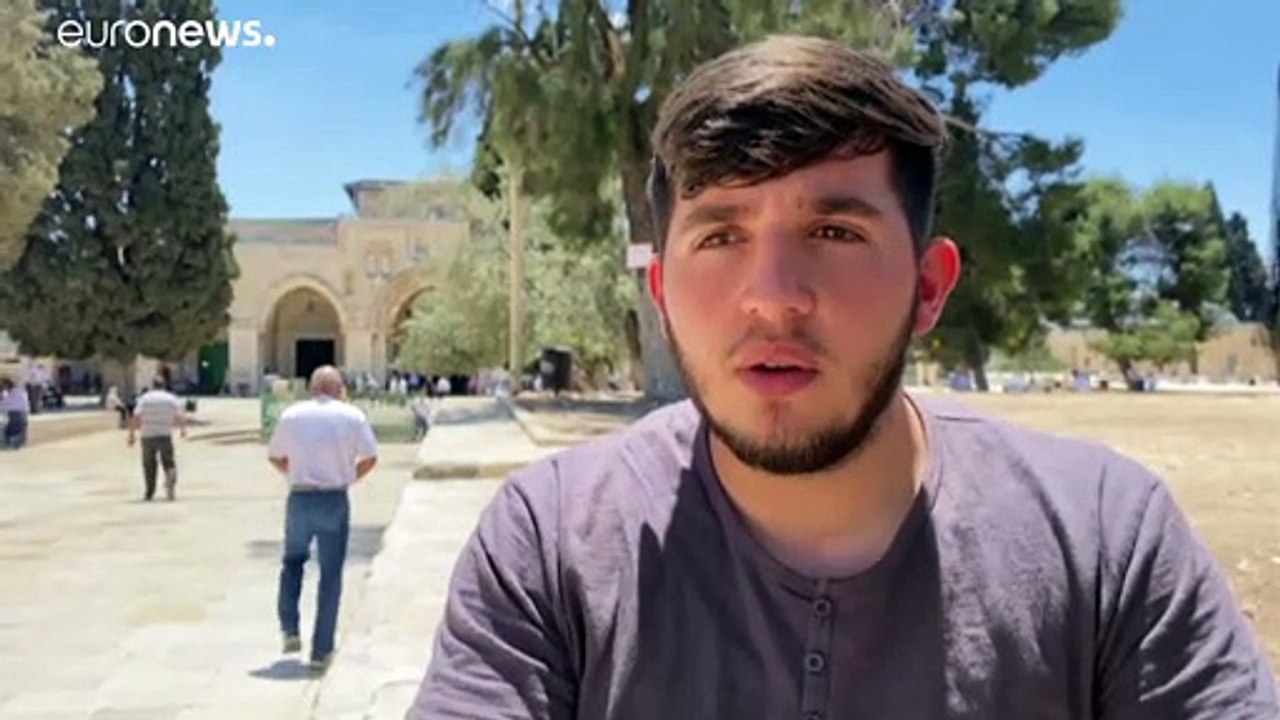 شاهد: مستوطنون يدخلون باحة المسجد الأقصى تحت حماية الشرطة الإسرائيلية
