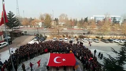 Download Video: Öğrencilerden tüyleri diken diken eden Komando Marşı!