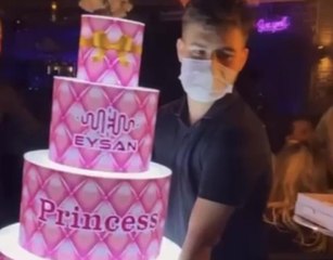 Kısıtlamada otel terasında meşaleli doğum günü partisi kamerada