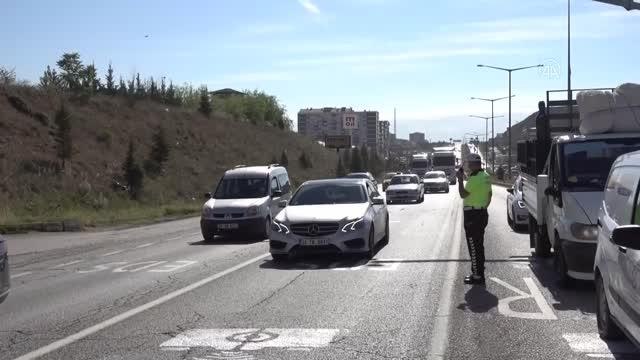 KIRIKKALE - Kilit kavşak Kırıkkale'de hafta sonu kısıtlamasının ardından trafik yoğunluğu yaşanıyor