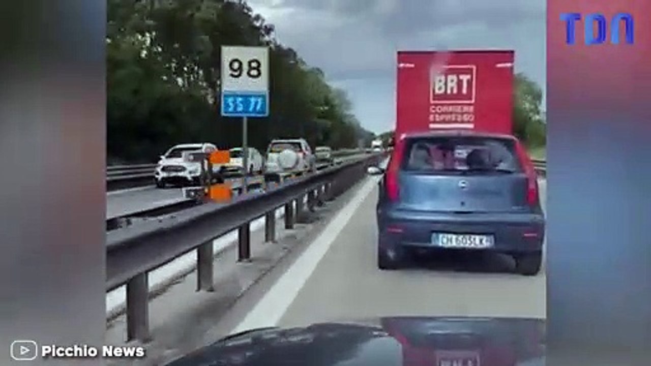 Il roule à contre-sens sur l'autoroute, ça tour...