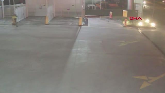 KOCAELİ ALKOLLÜ SÜRÜCÜNÜN 4 ARACA ÇARPTIĞI, 1'İ POLİS 3 KİŞİYİ YARALADIĞI KAZA ANI KAMERADA