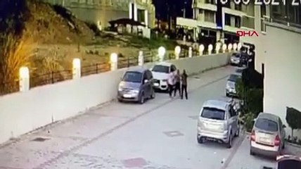 Akraba iki kadının, site bahçesinde öğretmeni darbettiği anlar kamerada